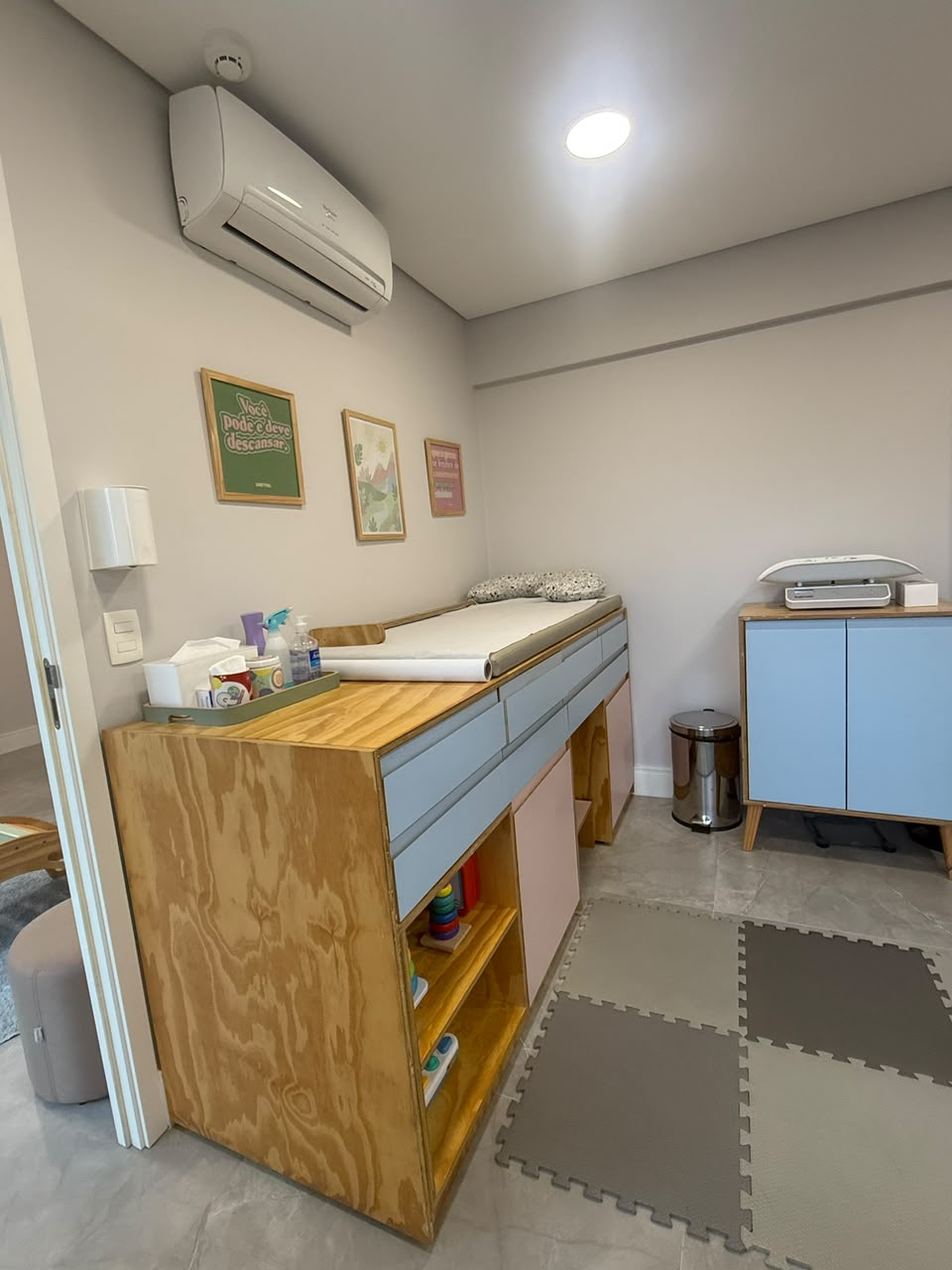Trocador equipado e balança pediátrica, com brinquedos ao alcance da criança